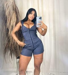 Macaquinho empina bumbum em bengaline com babado na alça